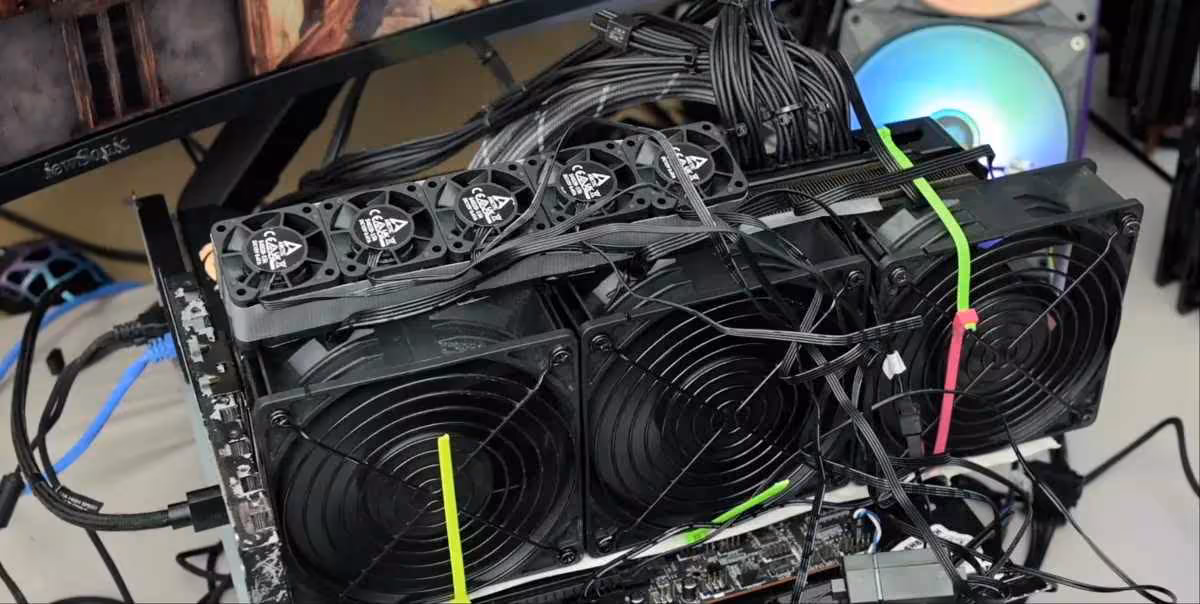 RTX 3080 : 11 ventilateurs et un watercooling pour gagner 4 FPS au maximum 2 Mod RTX 3080 avec onze ventilateurs, fixations par colliers, câblage complexe, fond sombre