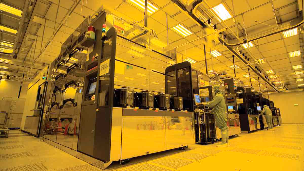 TSMC Arizona : 100 milliards de dollars de plus pour étendre massivement le site 2 Salle blanche de fabrication de semi-conducteurs chez TSMC, avec équipements industriels et technicien en combinaison de prot