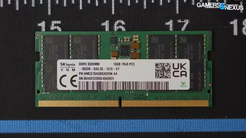 Module RAM SK Hynix sur fond sombre, gros plan, détails visibles