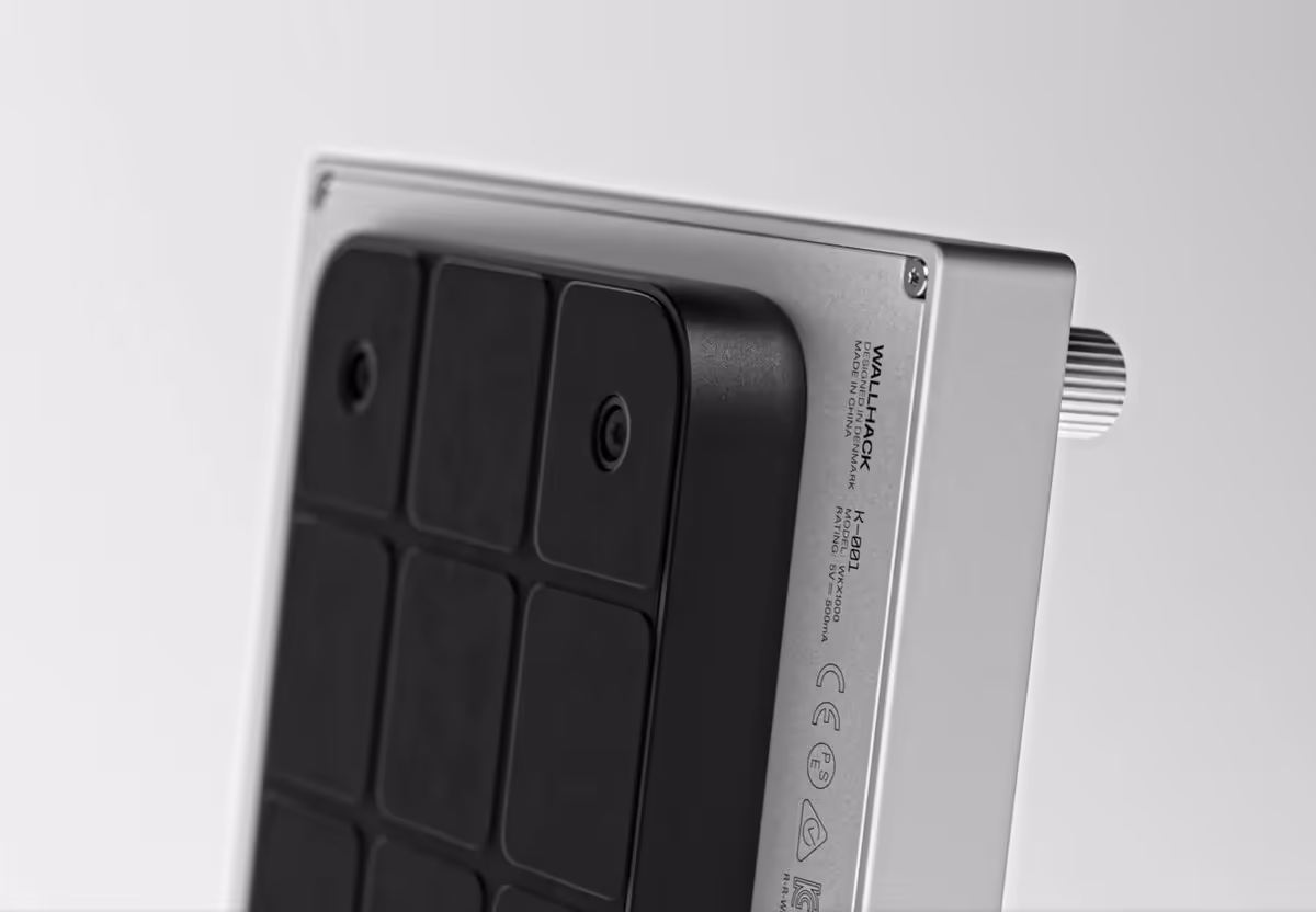 Coin du clavier Wallhack K-001 en aluminium, touches noires et molette latérale visible.
