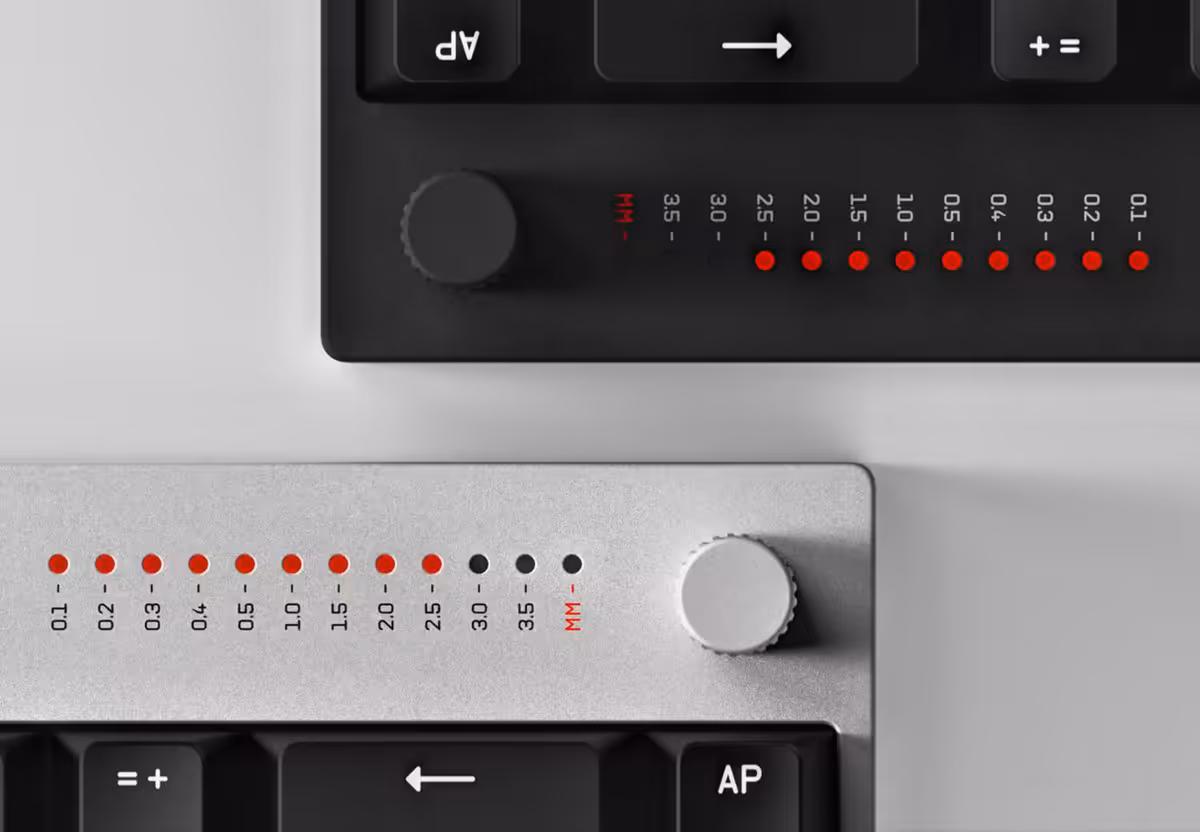 Gros plan des réglages d’actuation du clavier Hall-effect Wallhack, avec deux molettes et graduations.