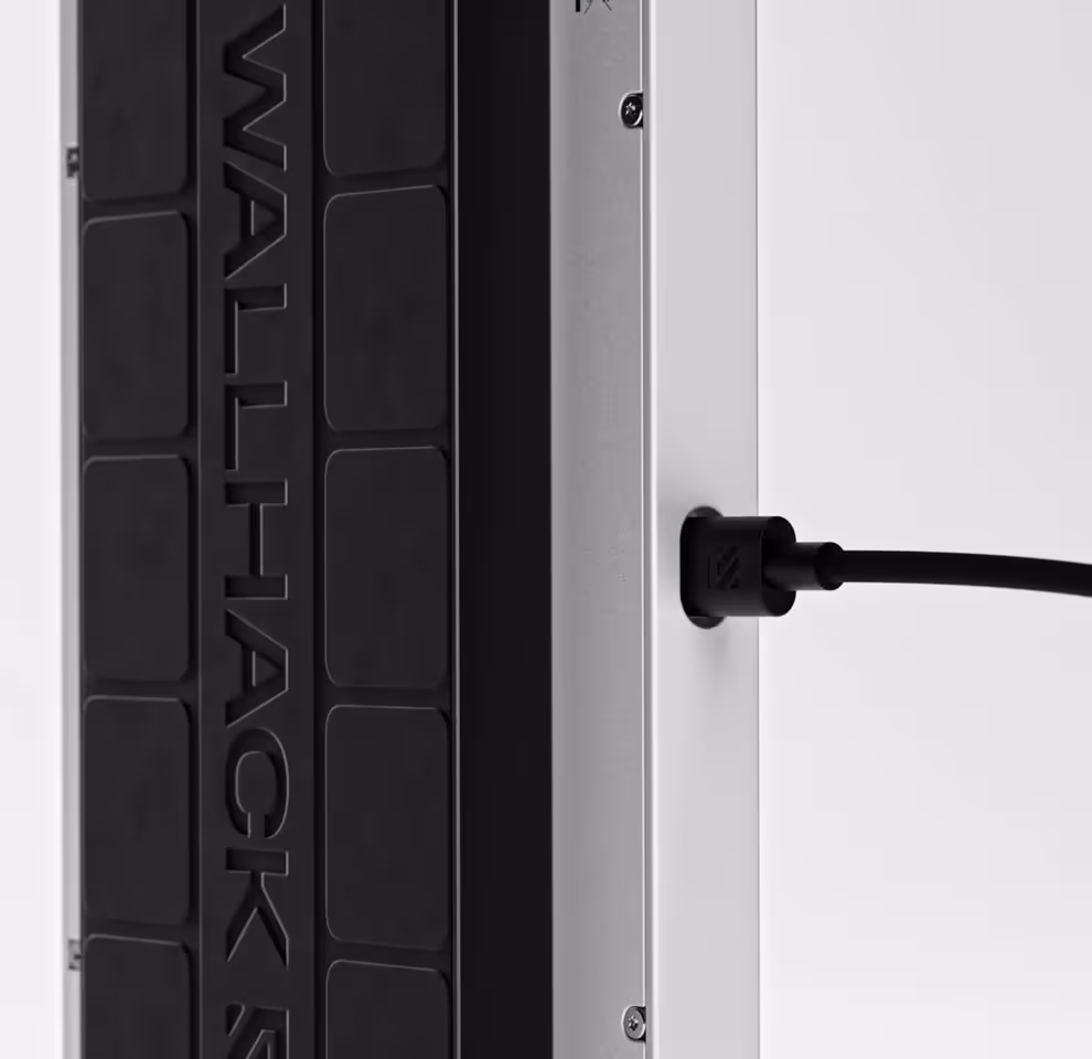 Vue rapprochée du clavier Wallhack K-001 en aluminium, câble USB-C branché sur le côté.