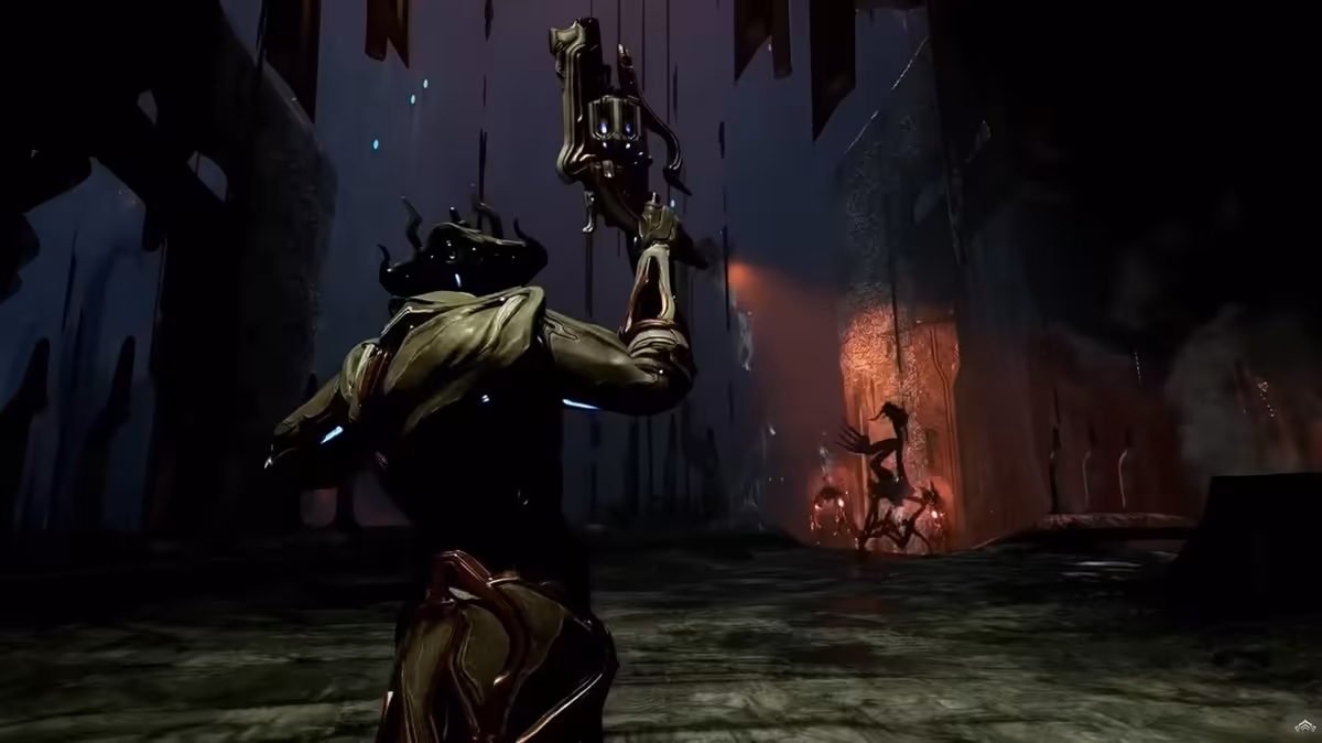 Warframe Tau : Digital Extremes ouvre enfin le système Tau et Brysko en 2026 2 Warframe armé d’un pistolet dans un couloir sombre, face à une silhouette ennemie rougeoyante