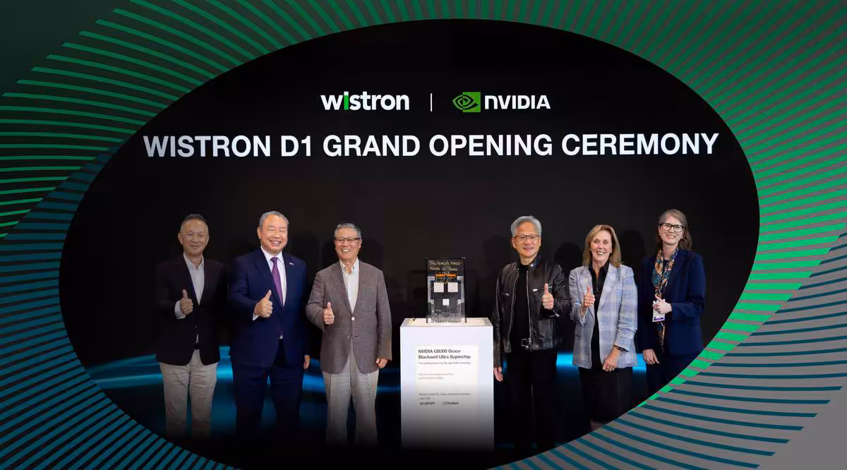 Cérémonie Wistron D1 Grand Opening avec dirigeants Wistron et NVIDIA devant un podium commémoratif