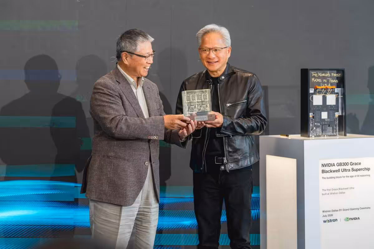 Deux dirigeants présentent une carte électronique NVIDIA GB300 Blackwell Ultra Superchip lors de la cérémonie Wistron