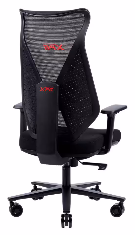 Chaise gaming XPG noire, vue arrière trois-quarts, dossier mesh avec logo XPG rouge