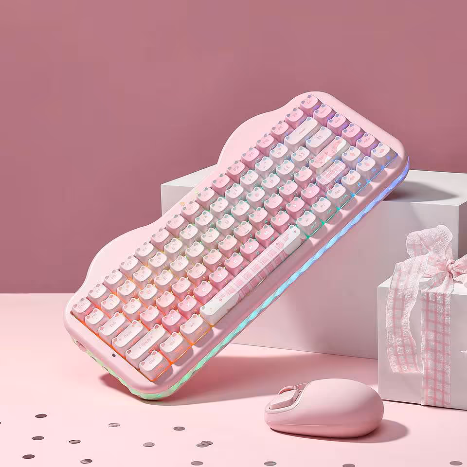 Clavier YUNZII C75 rose incliné sur fond pastel, avec souris assortie et éclairage RGB latéral