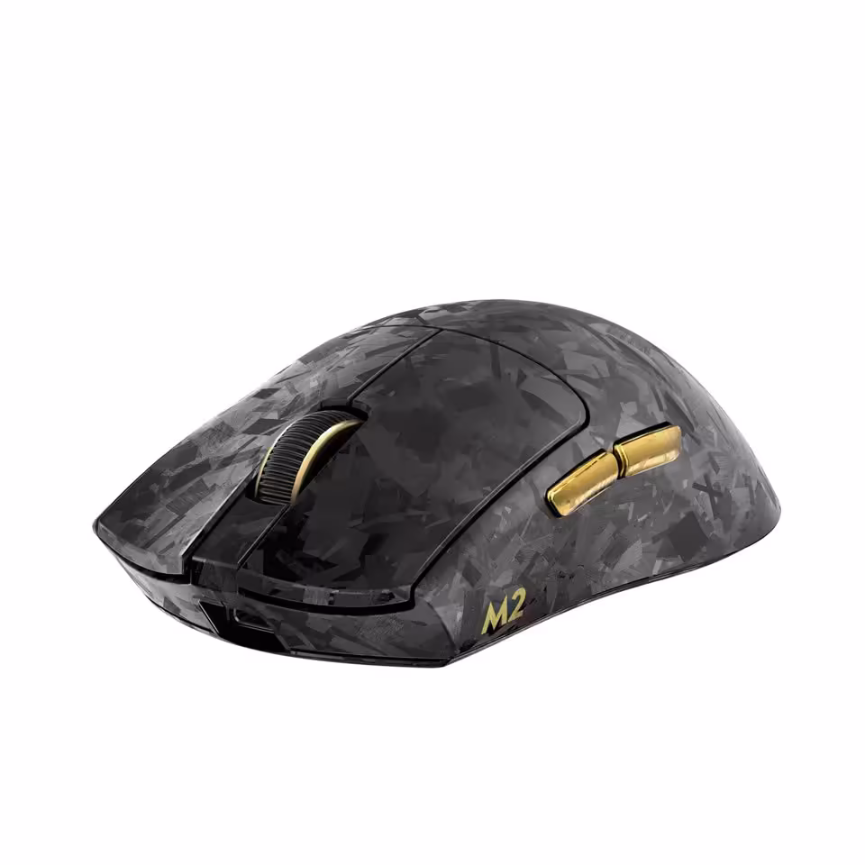 Souris Yunzii M2 noire carbone avec molette dorée, vue isométrique sur fond blanc