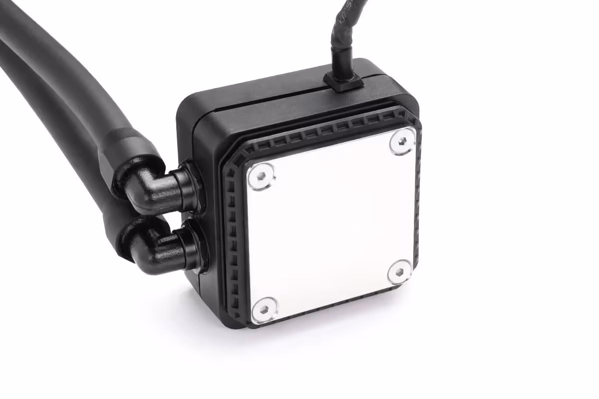 Gros plan sur le waterblock Alphacool Core avec tuyaux noirs et plaque métallique