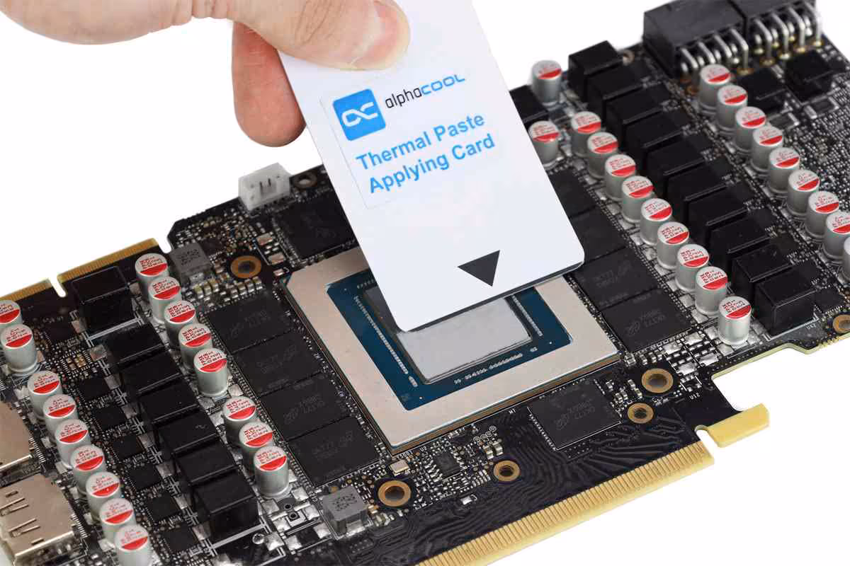 Apex 2 Thermal Grease : Alphacool revoit sa pâte thermique pour CPU et GPU exigeants 3 Carte mère avec CPU et carte d’application Alphacool Thermal Paste Applying Card.