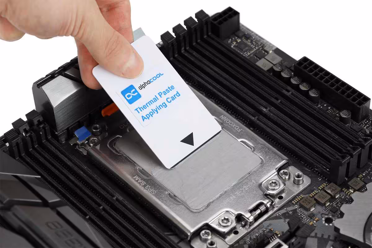 Apex 2 Thermal Grease : Alphacool revoit sa pâte thermique pour CPU et GPU exigeants 4 Processeur sur carte mère avec carte Alphacool Thermal Paste Applying Card appliquant la pâte.