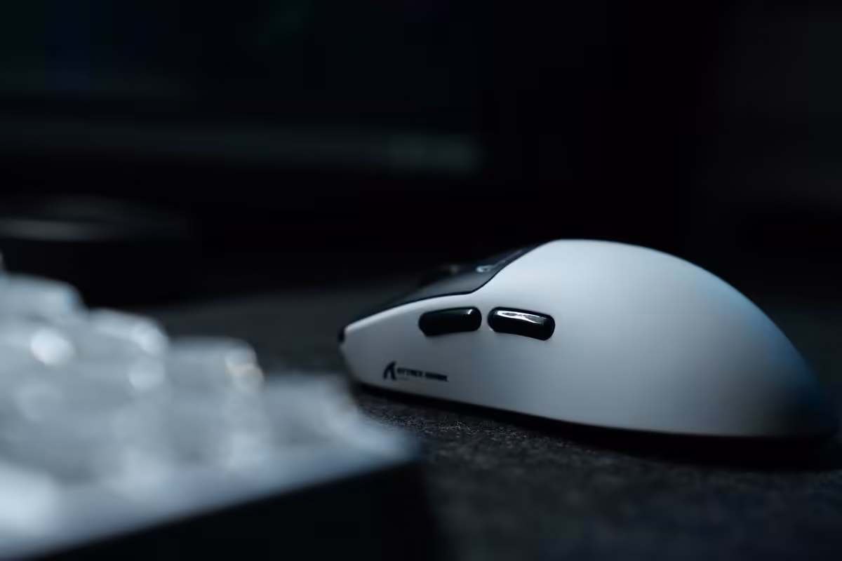 Attack Shark F1 AIR : une souris gaming ultralégère de 39 g taillée pour l'esport 3 Souris gaming Attack Shark F1 Air blanche vue de profil, boutons latéraux visibles sur fond sombre