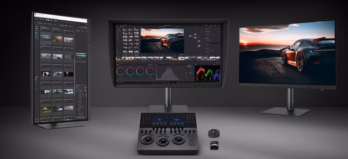 BenQ PV50 : les moniteurs 4K PV3250U et PV2750U visent l'étalonnage vidéo pro 2 Configuration BenQ Creative Pro avec écran vertical, moniteur PV2750U, PV3250U et panneau de contrôle colorimétrique
