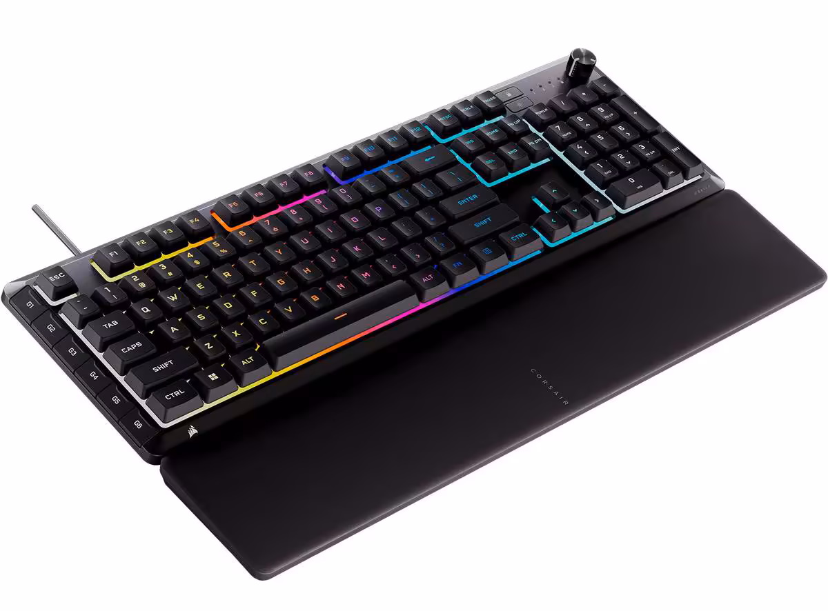 Corsair Skiff 100 et Harpoon v2 Wireless : une gamme gaming plus accessible se précise 2 Clavier gaming mécanique Corsair avec repose-poignet et éclairage RGB multicolore sur fond blanc