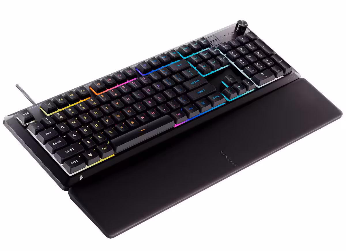 Corsair Skiff 100 et Harpoon v2 Wireless : une gamme gaming plus accessible se précise 3 Clavier gaming Corsair mécanique avec repose-poignet et touches RGB, vue légèrement différente sur fond blanc