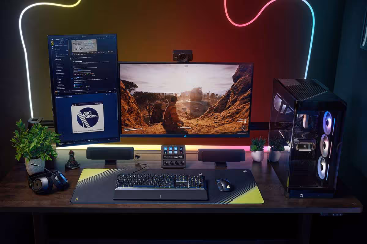 Corsair Skiff 100 et Harpoon v2 Wireless : une gamme gaming plus accessible se précise 4 Setup bureau gaming avec écran, PC tour RGB, clavier et périphériques Corsair sur bureau