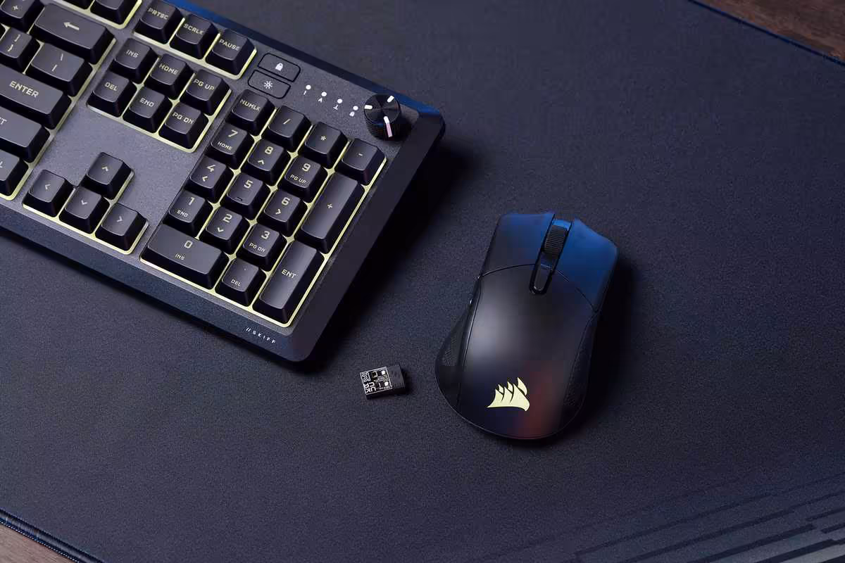 Corsair Skiff 100 et Harpoon v2 Wireless : une gamme gaming plus accessible se précise 5 Clavier mécanique Corsair et souris gaming sans fil Harpoon avec dongle USB sur bureau noir