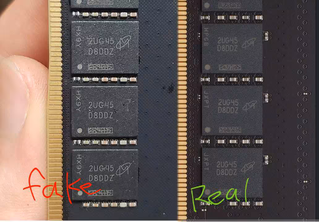 DDR5 Kingston Fury : une barrette neuve cachait en réalité des puces DDR4 soudées 2 Gros plan de puces mémoire DRAM avec annotations « fake » et « real » sur deux barrettes