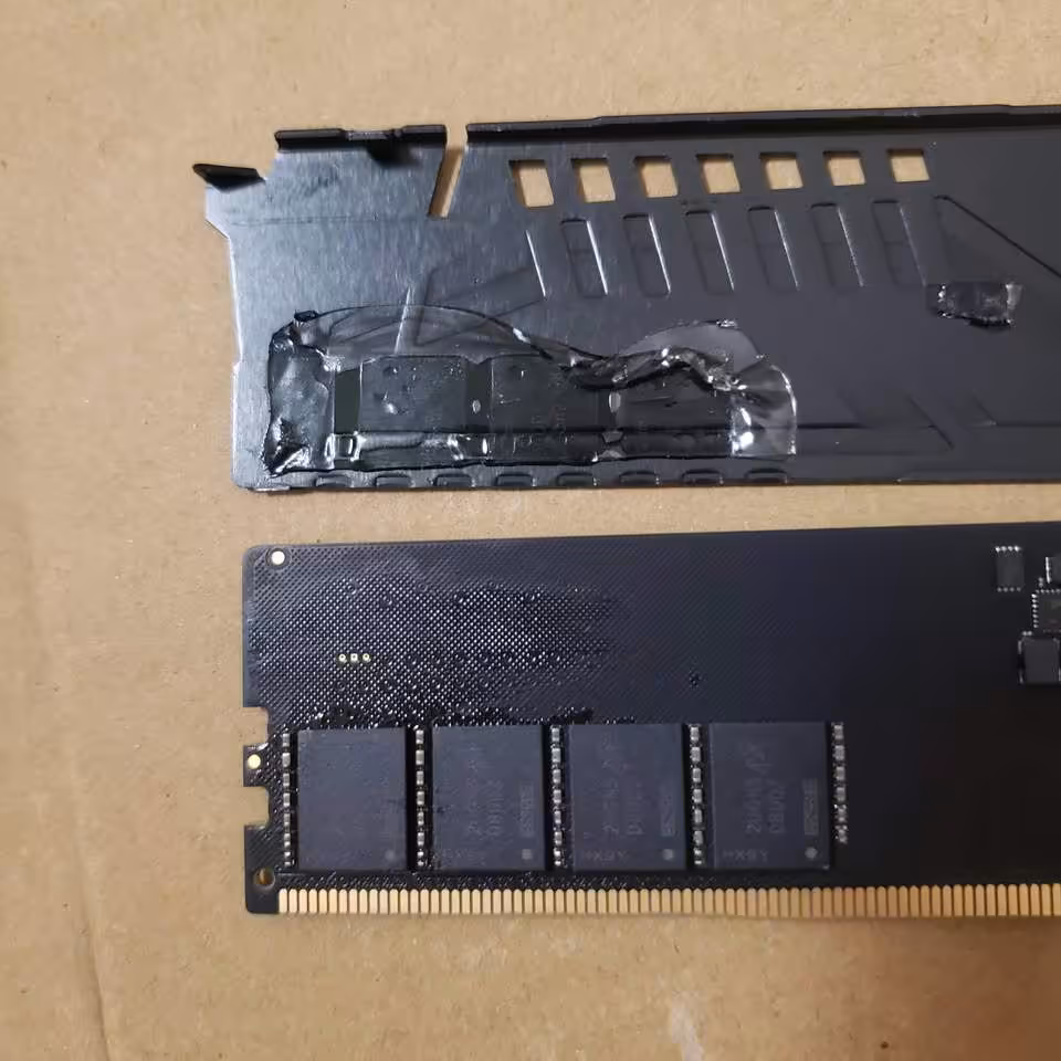 DDR5 Kingston Fury : une barrette neuve cachait en réalité des puces DDR4 soudées 3 Barrette RAM démontée avec dissipateur retiré, puces visibles sur le PCB