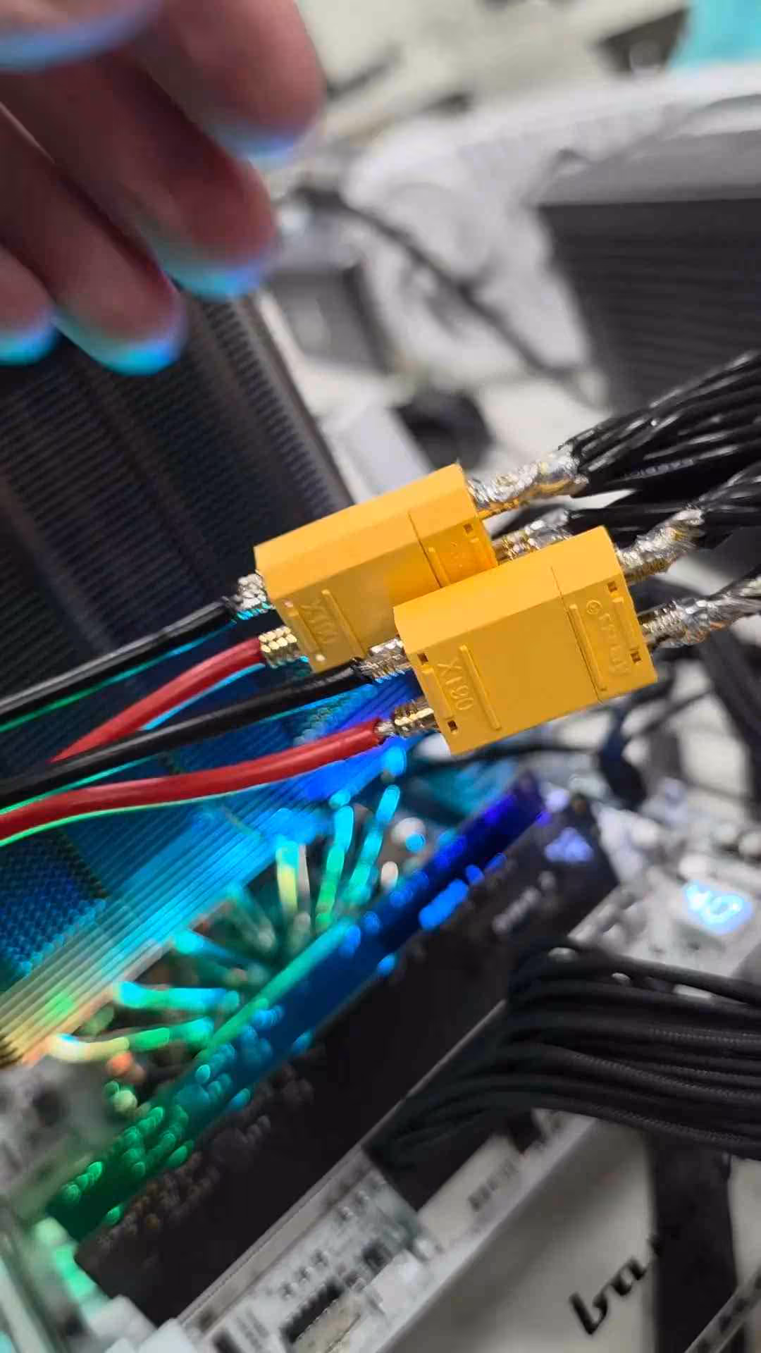 Connecteurs jaunes de GPU avec câblage, éclairage LED RGB vibrant fond sombre