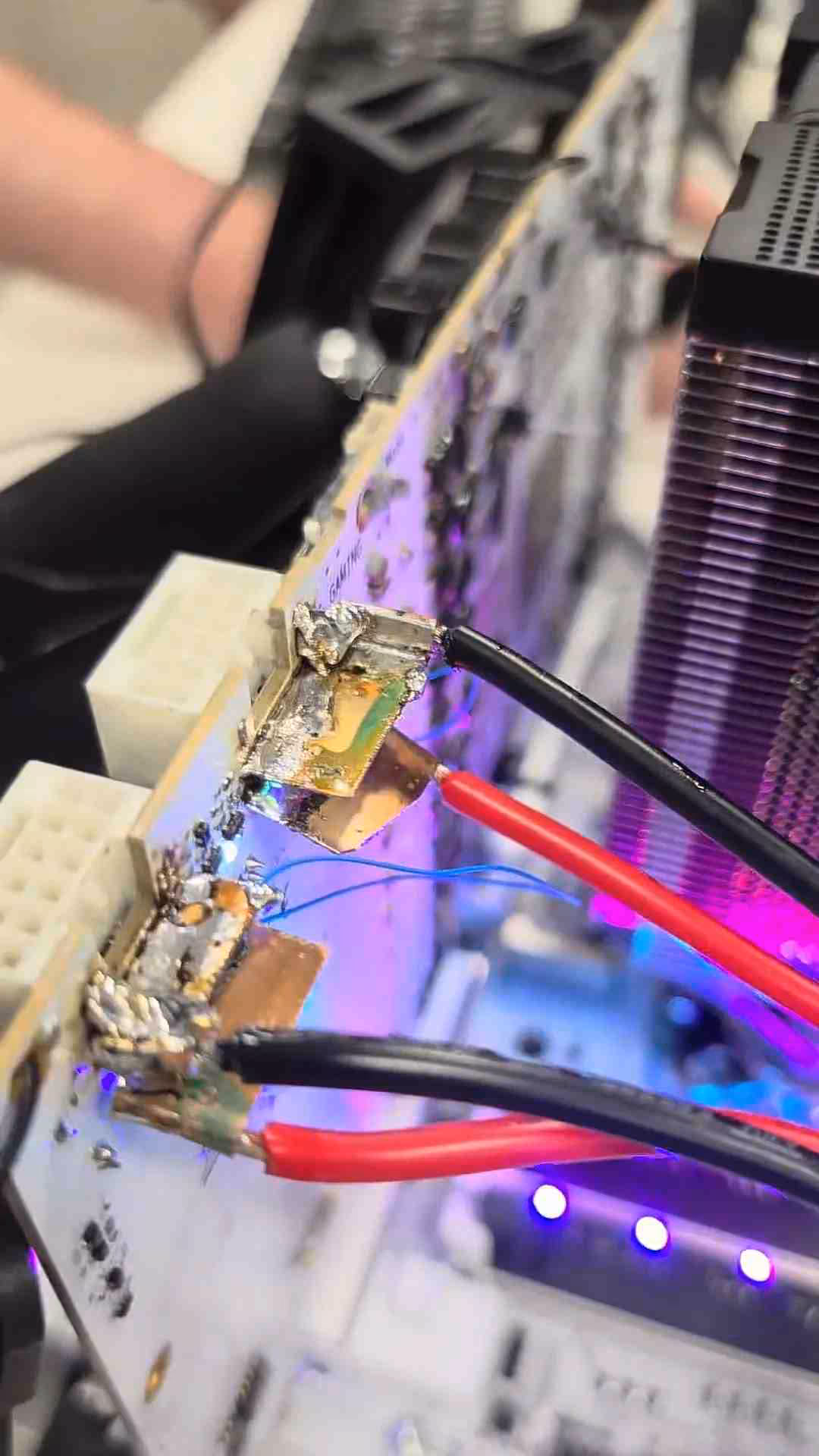 Câblage de carte mère avec fils rouges soudés, fond de carte PCB clair