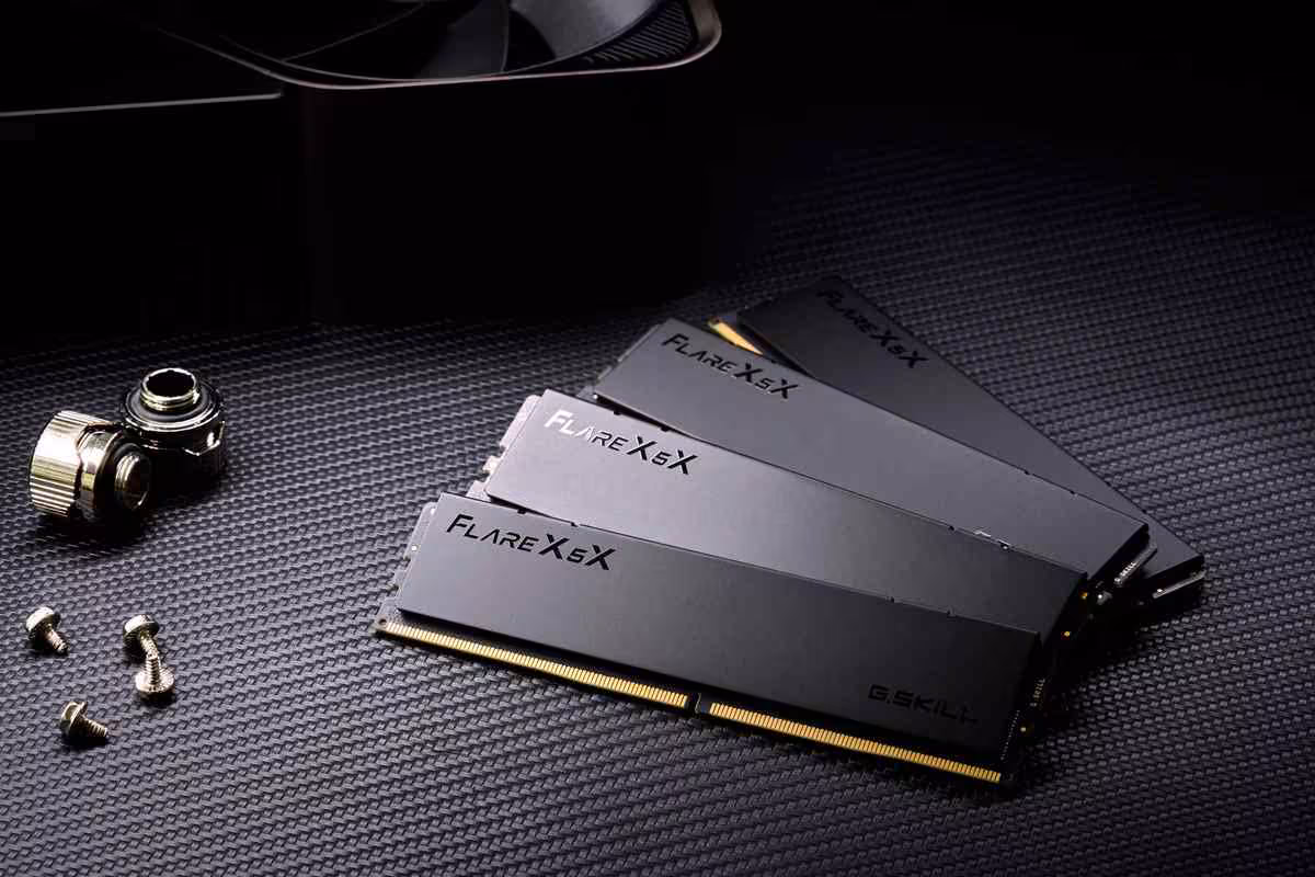 Kit G.Skill Flare X5X DDR5 posé sur surface texturée, avec accessoires métalliques