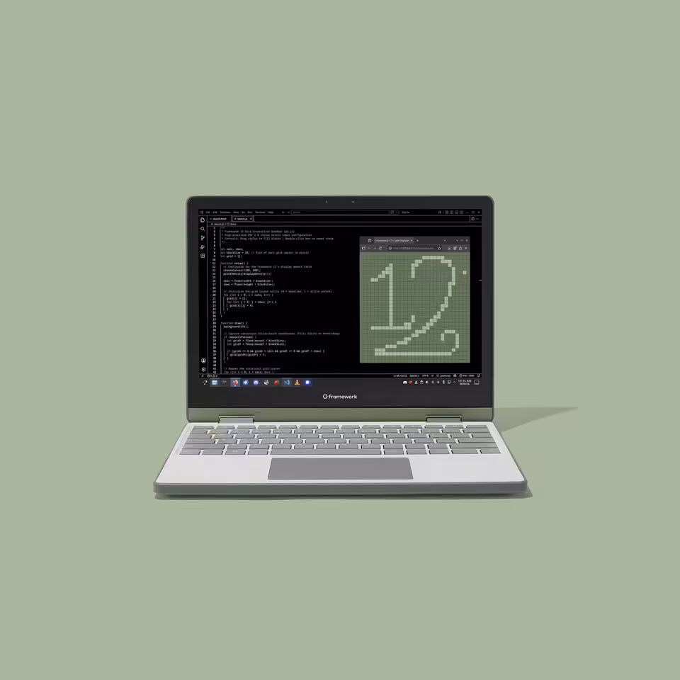 Framework Laptop 12 : Core Series 3, Thunderbolt 4 et autonomie en forte hausse 2 Ordinateur portable Framework Laptop 12 argent, affichant un terminal avec logo “12” à l’écran