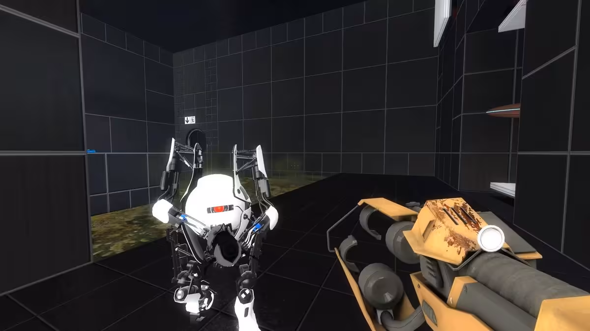 Capture de jeu Portal avec un robot blanc type Atlas et le pistolet portail en premier plan