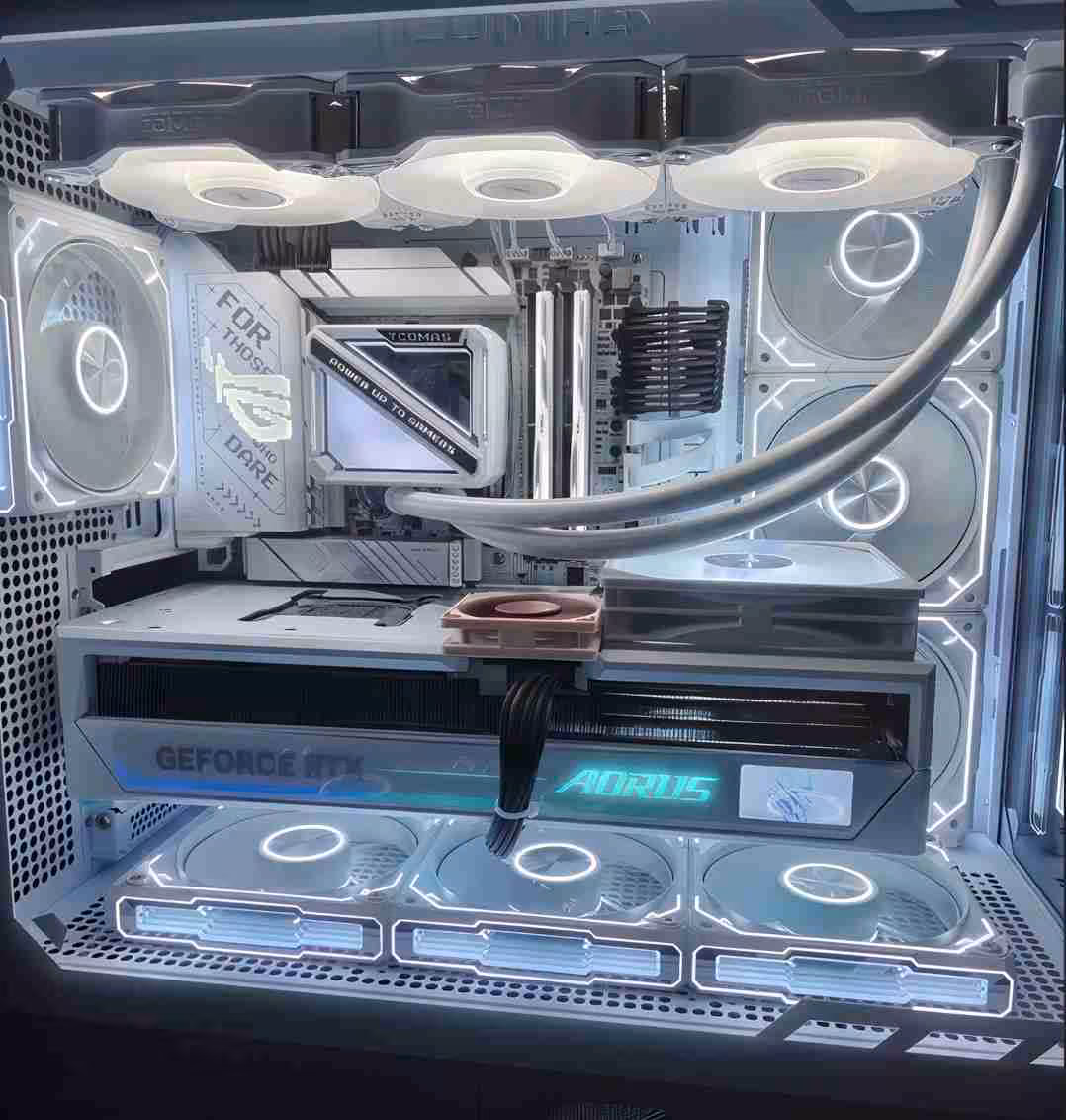 RTX 5090 : un panneau mesh n’a pas empêché la surchauffe du connecteur 16 broches 5 Intérieur PC Gigabyte Aorus RTX 5090, éclairage RGB bleu-blanc fond sombre