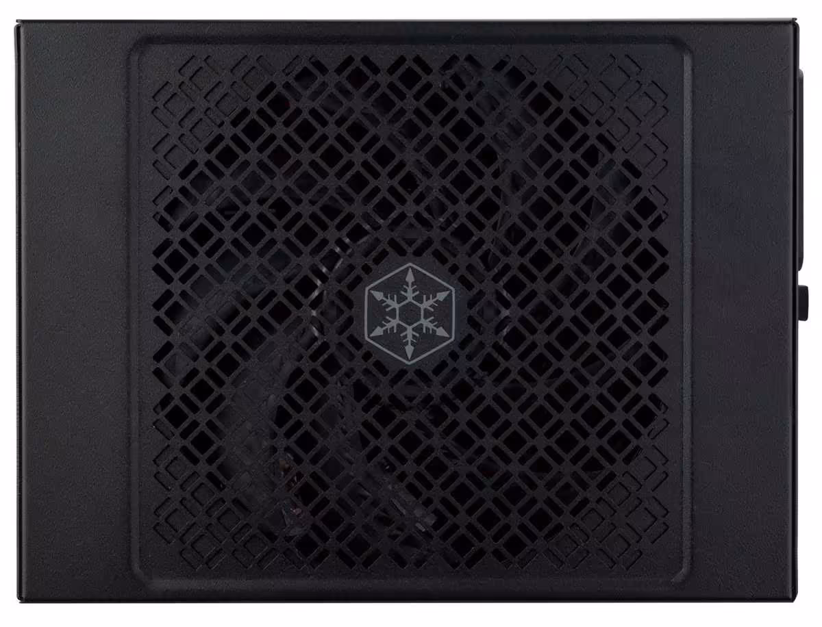HELA 3000Rz : SilverStone signe une alimentation ATX de 3000 W pour stations IA à 4 GPU 2 Dessus de l’alimentation SilverStone HELA 3000Rz avec grille de ventilation et logo central