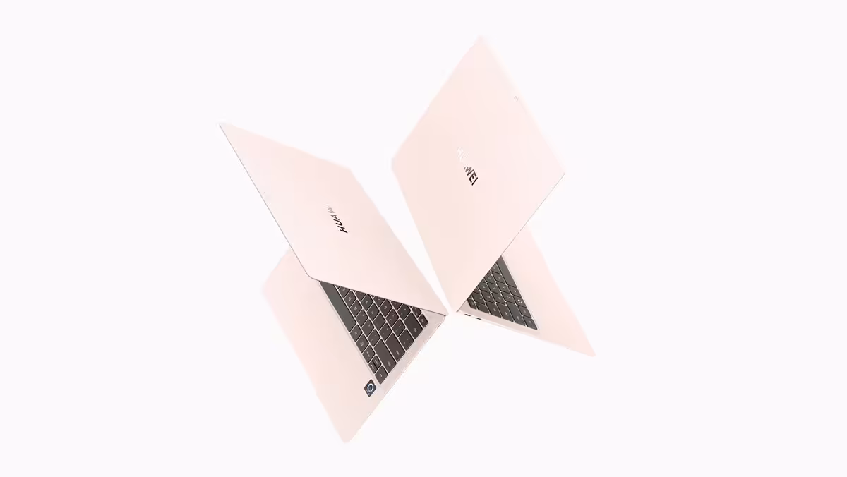 Deux Huawei MateBooks roses en position ouverte, fond blanc.