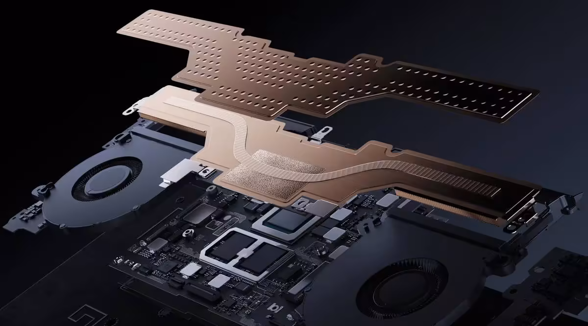 Composants internes Huawei MateBook avec système refroidissement, fond sombre.