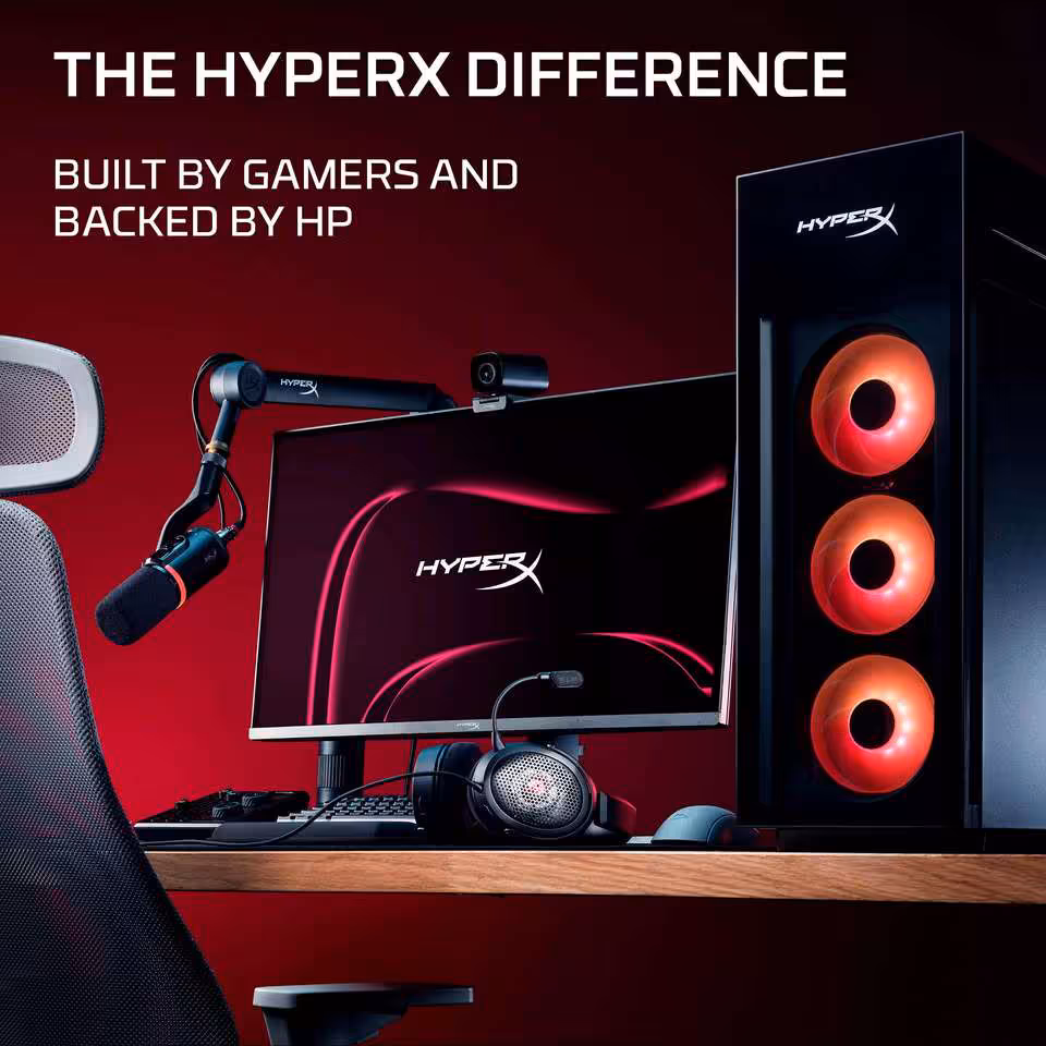 HyperX Level Awakening : casque ouvert, souris 47 g et micro USB au programme 2 Setup gaming HyperX avec écran, micro, casque et PC tour RGB, branding « The HyperX Difference »