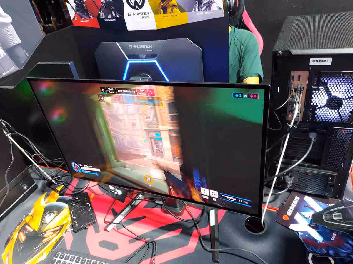 Écran iiyama G-Master affichant Overwatch sur stand gaming avec PC et casque RGB