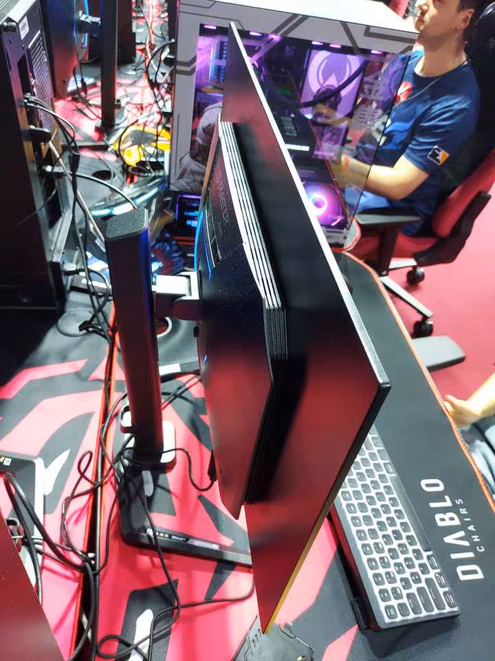 Profil du moniteur iiyama G-Master Gold Phoenix à côté d’un clavier DIABLO et d’un PC RGB