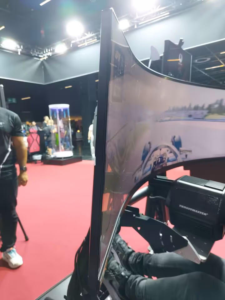 Profil latéral du moniteur iiyama G-Master Gold Phoenix incurvé sur poste de simulation automobile