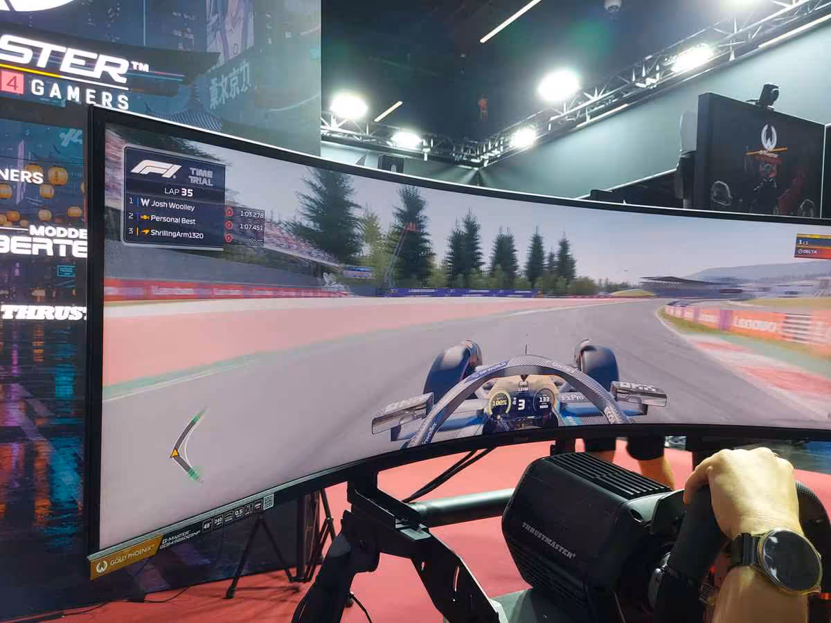 Grand écran iiyama G-Master Gold Phoenix incurvé avec jeu de Formule 1 et volant de simulation