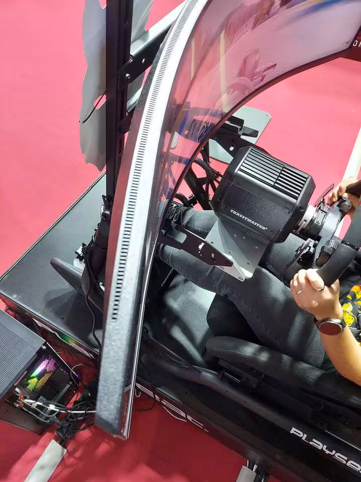 Vue arrière du moniteur incurvé iiyama G-Master Gold Phoenix sur cockpit de sim racing