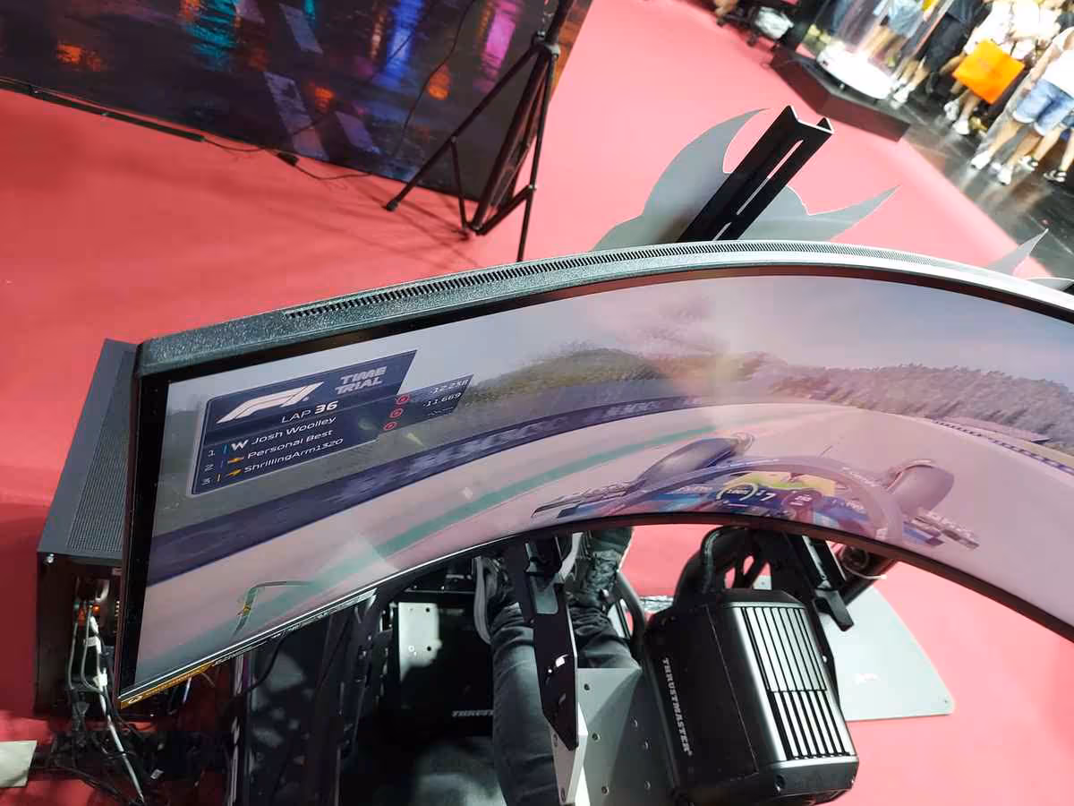 Écran iiyama G-Master Gold Phoenix incurvé affichant une course F1 sur simulateur automobile