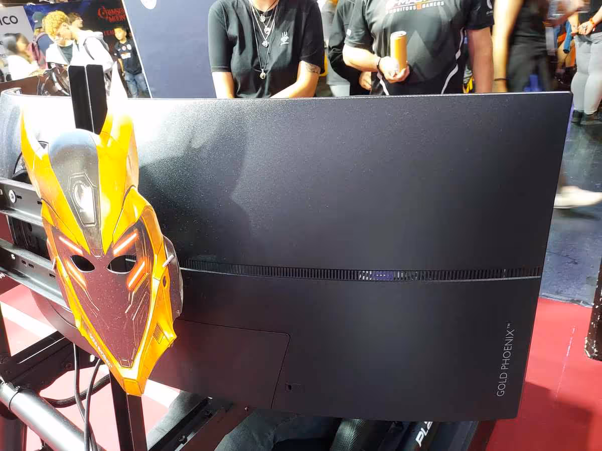 Arrière du moniteur iiyama G-Master Gold Phoenix avec logo Gold Phoenix et masque décoratif