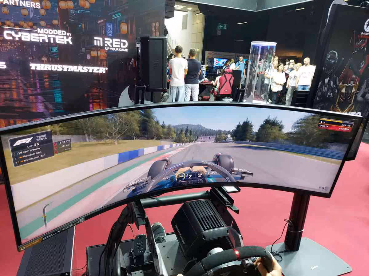 Moniteur iiyama G-Master Gold Phoenix incurvé affichant une course de Formule 1 sur un setup sim racing
