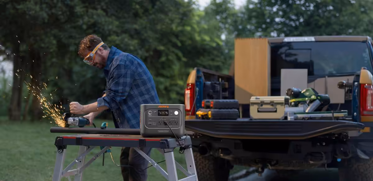 Jackery HomePower 1000 Plus V2 : une station 1 024 Wh extensible à 11 kWh 6 Jackery HomePower 1000 Plus V2 utilisée en extérieur près d’un pick-up, recharge d’outils de bricolage