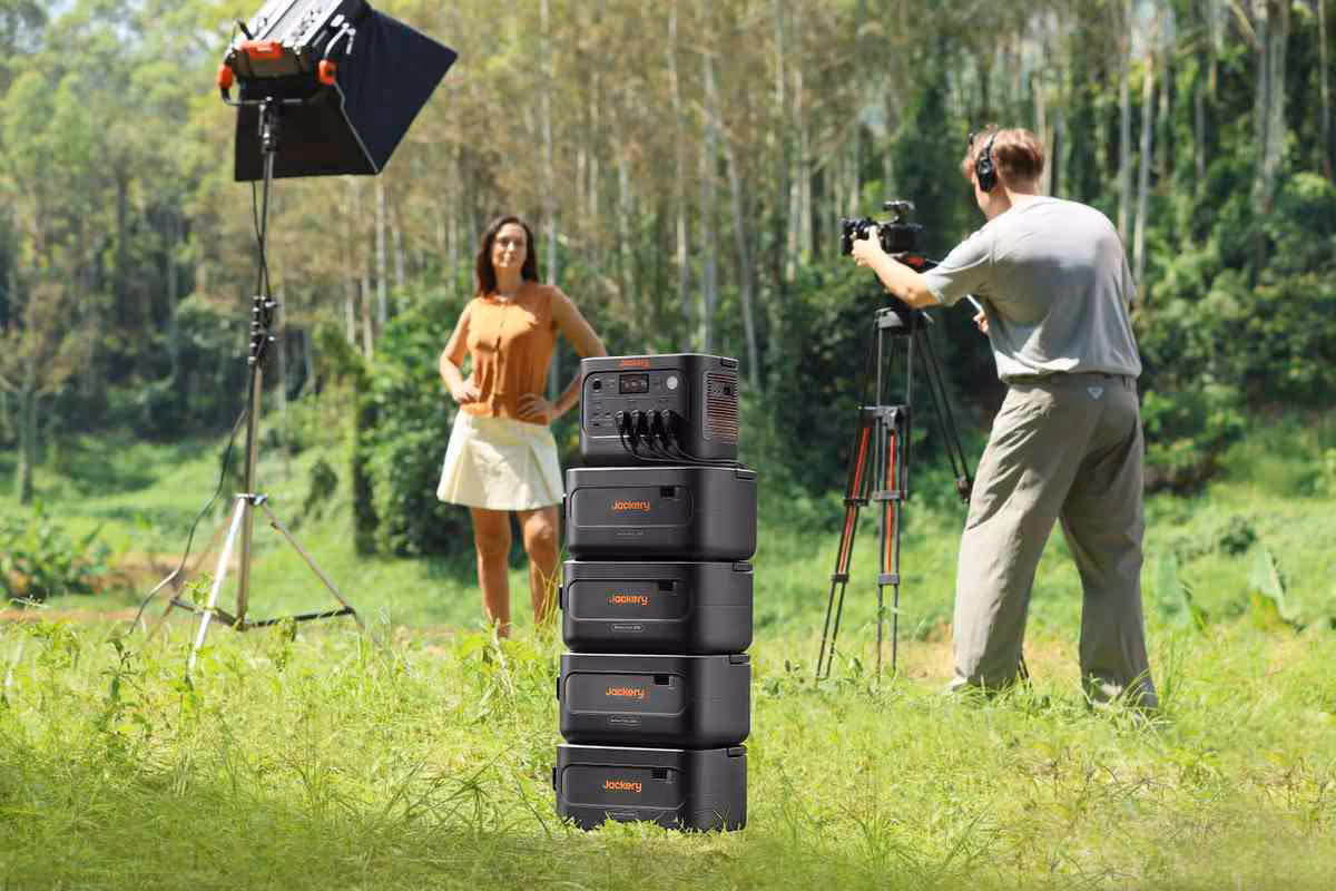 Jackery HomePower 1000 Plus V2 : une station 1 024 Wh extensible à 11 kWh 8 Tournage en extérieur avec pile de stations Jackery Jackery HomePower 1000 Plus V2 et éclairage studio