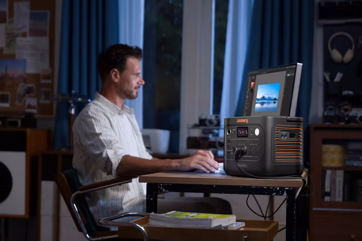 Jackery HomePower 1000 Plus V2 : une station 1 024 Wh extensible à 11 kWh 9 Homme travaillant à un bureau avec station Jackery HomePower 1000 Plus V2 alimentant un ordinateur portable
