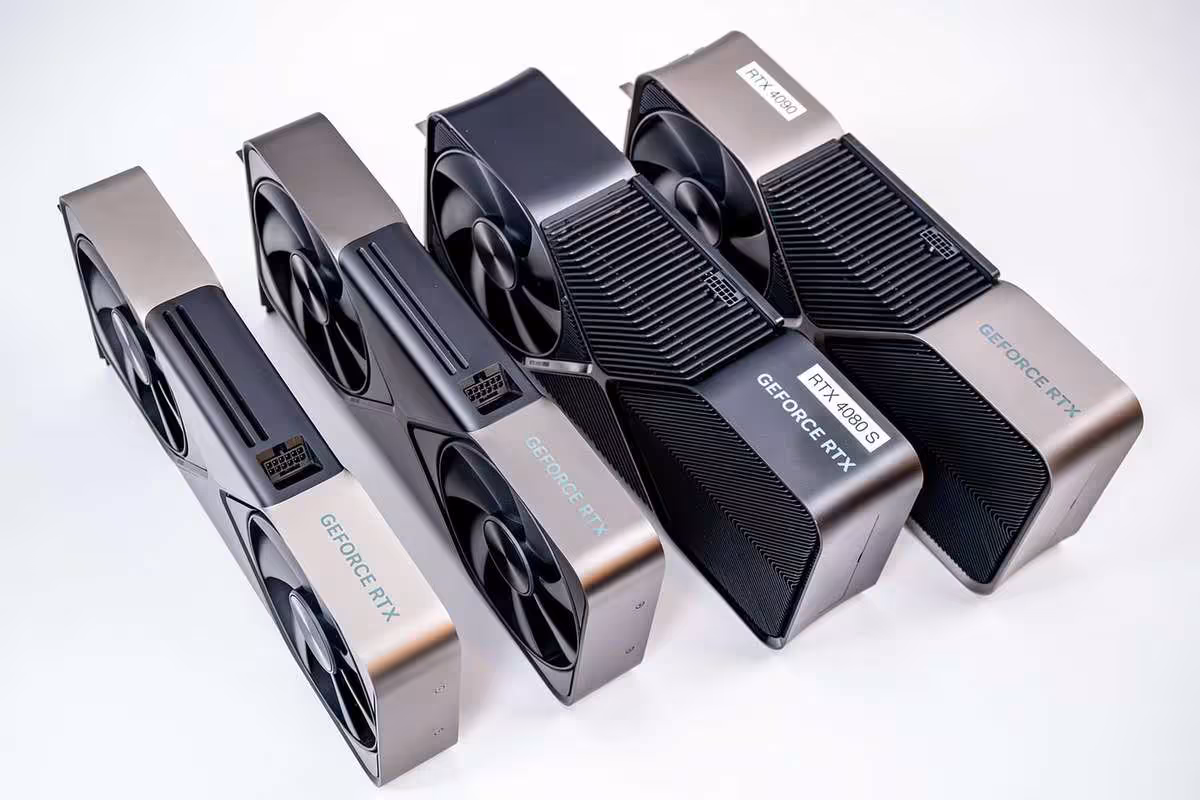 LACT 0.10.0 sur Linux ajoute plus de contrôles NVIDIA et de nouveaux capteurs GPU 2 Cinq cartes graphiques NVIDIA GeForce RTX 5090 et RTX 5080 au design triple ventilateur, vue produit sur fond blanc