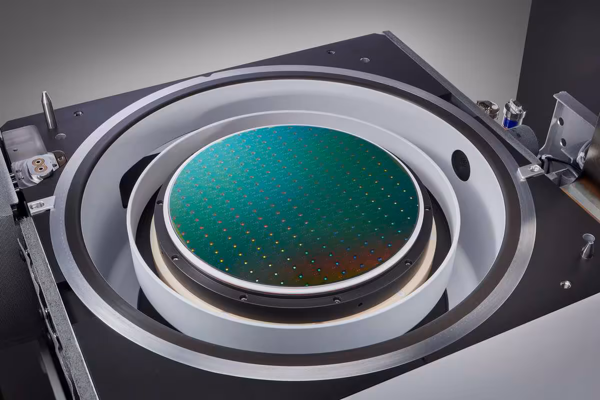 Lam Research investira plus de 3 milliards de dollars dans ses labos R&D mondiaux 2 Wafer de silicium vert sur plateforme d’outil de gravure ou dépôt, équipement de semi-conducteurs industriel