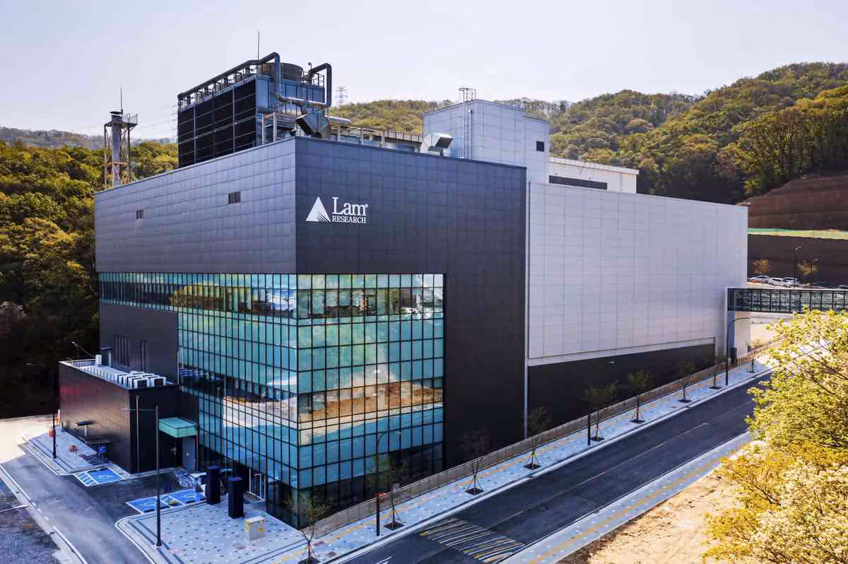 Lam Research investira plus de 3 milliards de dollars dans ses labos R&D mondiaux 3 Façade du siège ou site de Lam Research, bâtiment industriel moderne avec logo Lam Research
