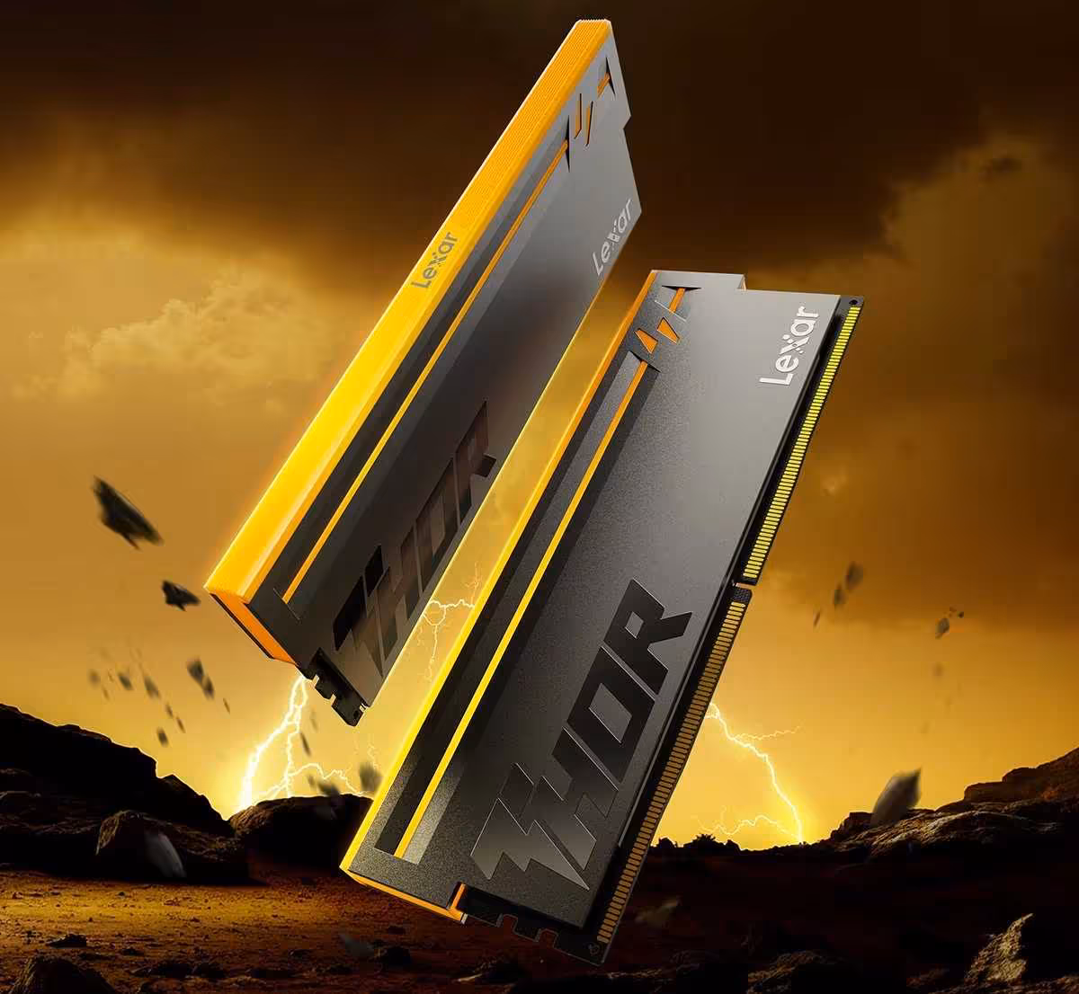 DDR5-7200 : Lexar lance un kit 32 Go CL38 en DRAM chinoise avec XMP et EXPO 3 Barrettes de mémoire Lexar THOR DDR5 fond dramatique nuages sombres et éclairs lumineux