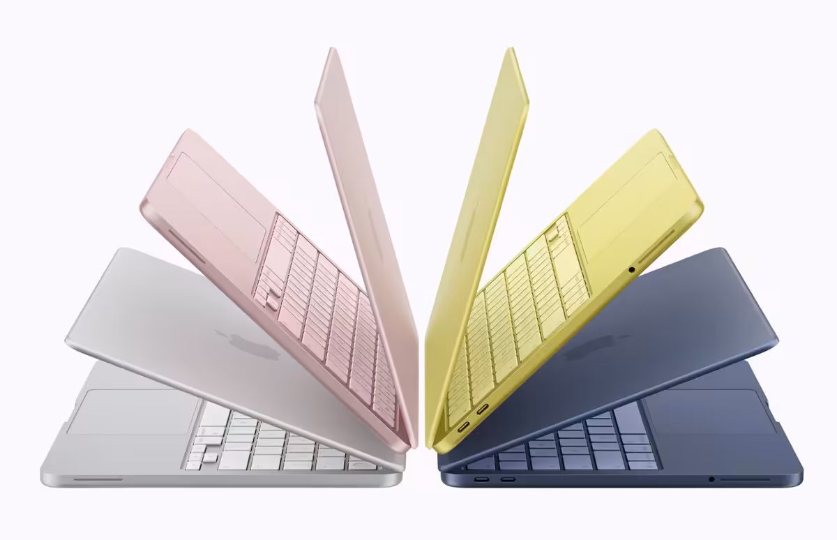 Quatre MacBook colorés Apple, vus de profil, présentés en éventail sur fond blanc