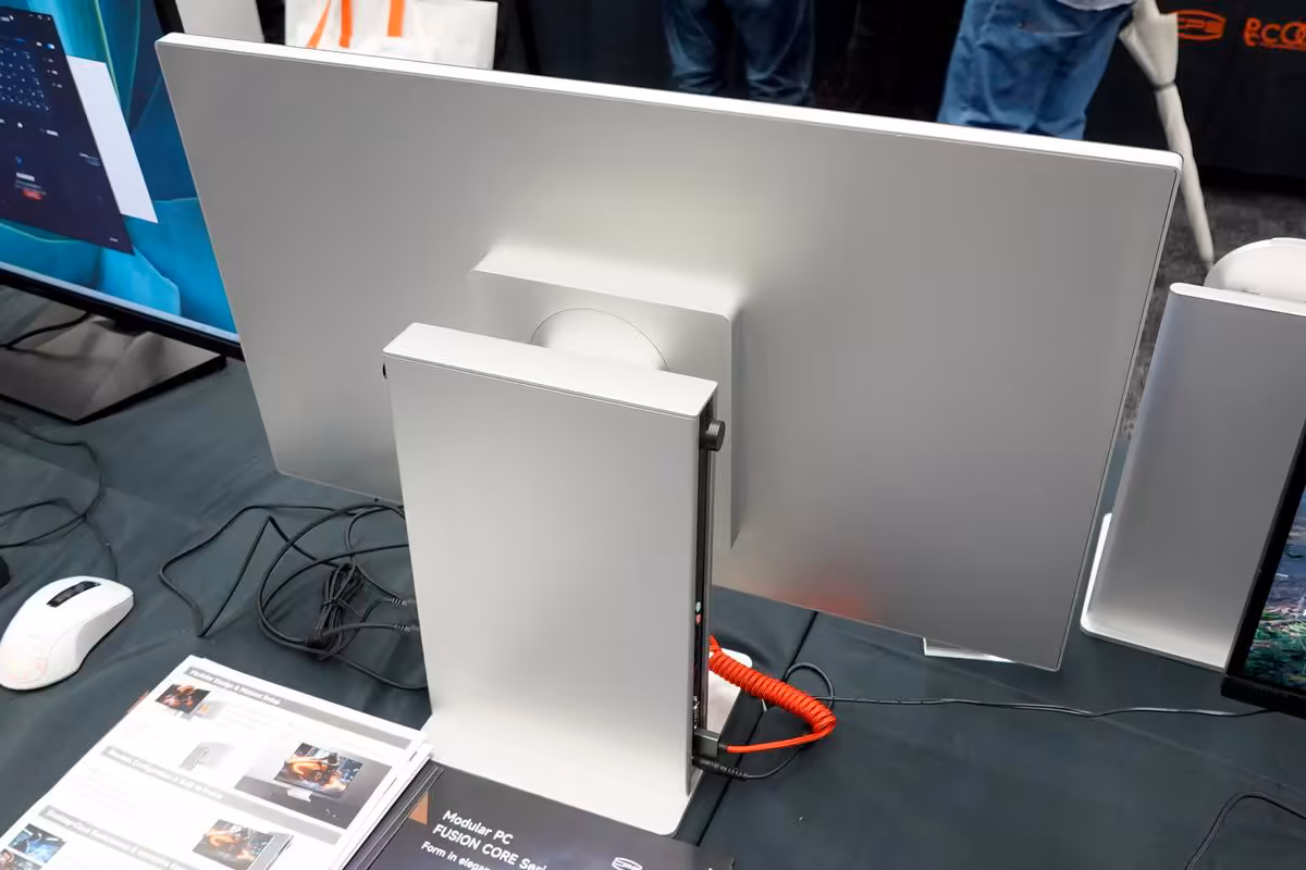 Arrière de moniteur avec unité centrale intégrée, exposition salon, fond encombré